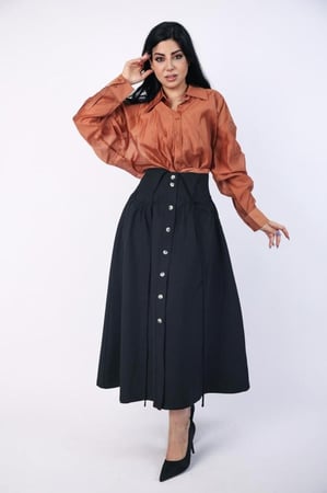 تنورة مدرسي قماش كريب لون اسود بأزرار قصة واسعة