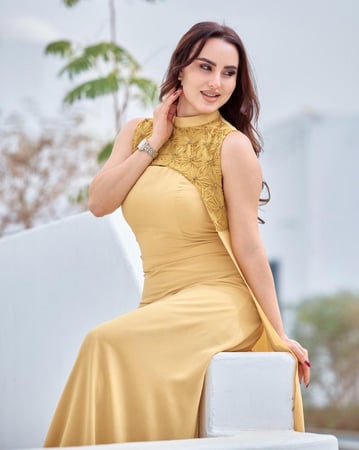 جلابية أنيقة مطرزة بكريستال سواروفسكي بنقشة ورد فاخرة