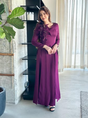 جمبسوت مزين بورد ثلاثي الابعاد وشرائط متدلية أنيقة من الخصر لون موف قماش كريب اكمام طويلة