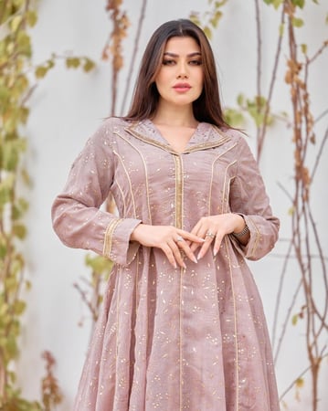 جلابية كتان بلون الموكا مطعّمة بكريستال ذهبي بتصميم فاخر