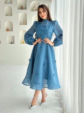 فستان ميدي أنيق بتصميم زهور وخامة شفافة ناعمة