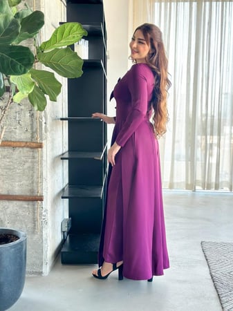 جمبسوت مزين بورد ثلاثي الابعاد وشرائط متدلية أنيقة من الخصر لون موف قماش كريب اكمام طويلة