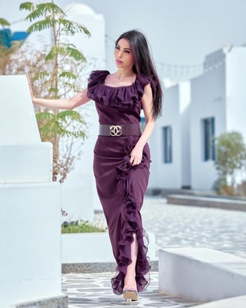 فستان سهرة أنيق بقصة ناعمة وتفاصيل شيفون راقية