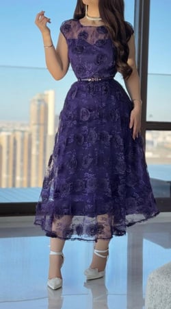 فستان سهرة ميدي دانتيل على ورود شيفون راقي