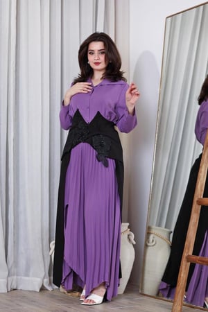 طقم راقي بتصميم ناعم يجمع بين الأنوثة والفخامة