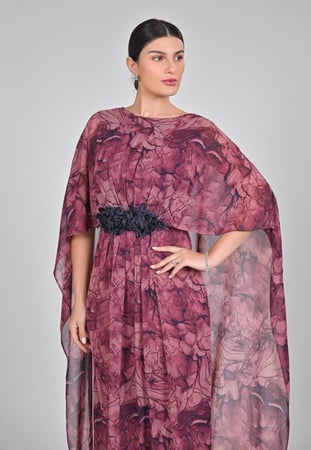 جلابية رمضان مشجرة بتصميم واسع وانسيابي مع وشاح يضفي لمسة راقية