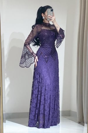 فستان سهرة طويل مزين بشك وترتر يدوي لون موف باكمام شفافة