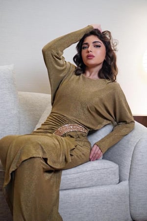 فستان سهرة راقٍ بتصميم درابي وتطريز جانبي فاخر