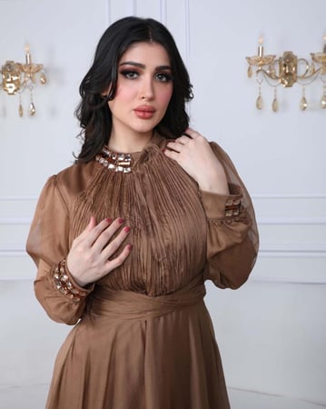 فستان أورجانزا طوبي ناعم مزين بإكسسوار فخم بالعنق