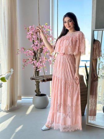 فستان طويل طبقات دانتيل على حزام ورود