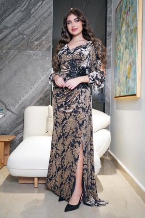 فستان سهرة مخمل استرتش بنقوش ذهبية وتطريز جانبي فاخر