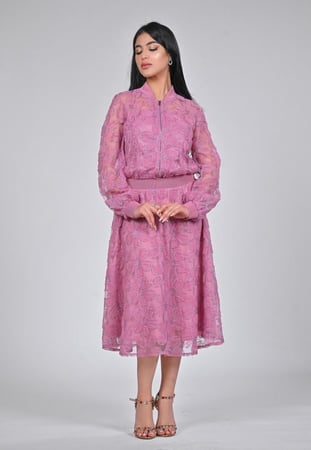 فستان العيد بتصميم فاخر من التل الناعم يعزز الأنوثة والجاذبية