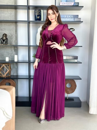 فستان سهرة مخمل بأكمام شيفون وتصميم أنيق بفتحة عصرية