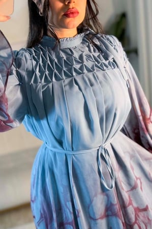 فستان بطبعات زهرية بلون سماوي بربطة خصر