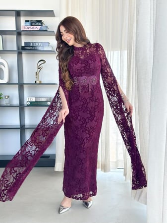 فستان سهرة دانتيل بأكمام طويلة منسدلة وتصميم فخم