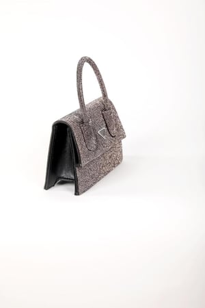 شنطة سهرة لون اسود مرصعة بفصوص زركون فضي