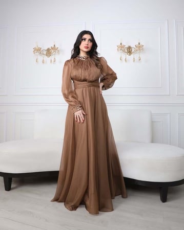 فستان أورجانزا طوبي ناعم مزين بإكسسوار فخم بالعنق