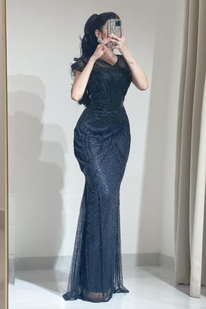 فستان سهرة طويل لون اسود مزين بشك وترتر يدوي