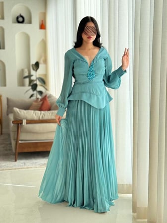 فستان ناعم لون تيفاني راقي بتصميم ناعم وتطريز لامع