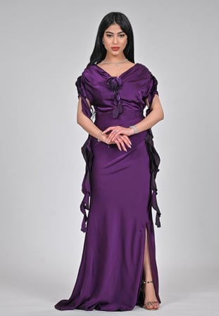 فستان سهرة طويل من الكريب بتصميم أوف شولدر وقطعة منسدلة من الأكتاف