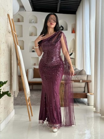 فستان سهرة طويل مزين بشك وترتر يدوي وفتحة جانبية وقطعة جانبية باللون البرغندي
