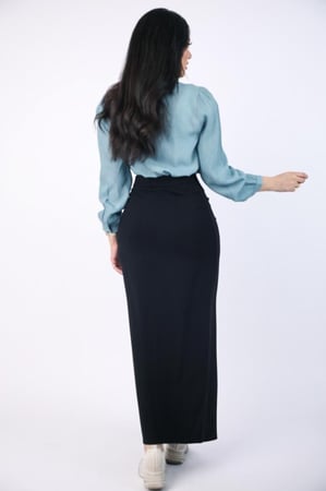 تنورة مدرسي قماش كريب استرتش لون اسود مع سحاب في الوسط سكيني