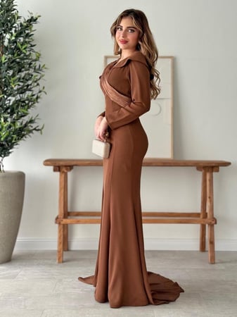 فستان سهرة بني بتصميم أنيق ولمسة فاخرة