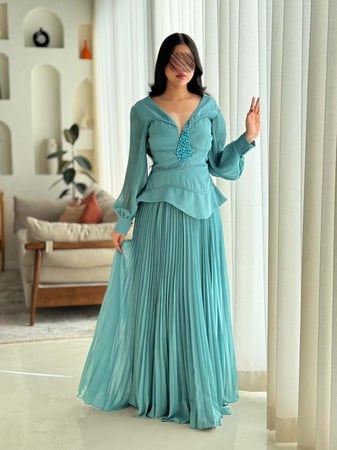 فستان ناعم لون تيفاني راقي بتصميم ناعم وتطريز لامع