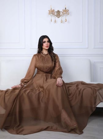 فستان أورجانزا طوبي ناعم مزين بإكسسوار فخم بالعنق