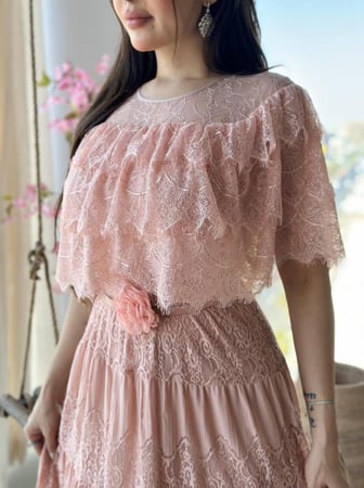 فستان طويل طبقات دانتيل على حزام ورود