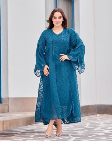 جلابية رمضان أنيقة بقصة انسيابية وأكمام واسعة بتصميم راقٍ