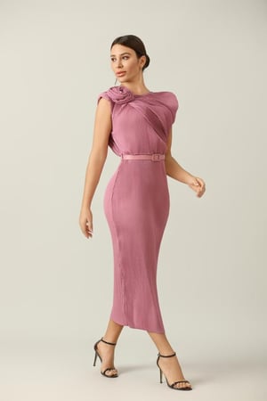 فستان وردي بلاسية  مع فيونكة على الكتف