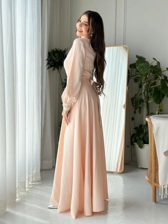 فساتين ستان مشمشي بتفاصيل أنثوية ولمسة فاخرة