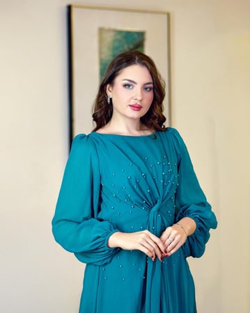 فستان سهرة شيفون تركواز بتصميم أنيق وتطريز لؤلؤ فخمه