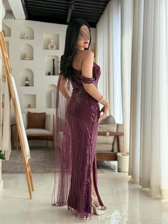 فستان سهرة طويل مزين بشك وترتر يدوي وفتحة جانبية وقطعة جانبية باللون البرغندي