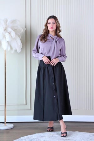 تنورة مدرسي قماش كريب لون اسود بأزرار قصة واسعة