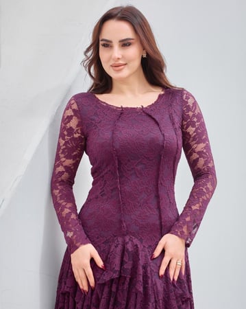 فستان دانتيل فاخر بقصة أنثوية جذابة