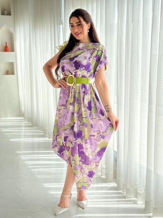 فستان قماش حرير منقش ومزين بوردة بالكتف  مع حزام