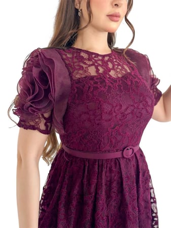 موديلات فساتين دانتيل ميدي بقصات جذابة ومناسبة للمناسبات