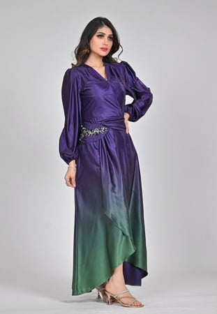 فستان العيد بتصميم ناعم وألوان متدرجة تضفي لمسة فريدة ومميزة