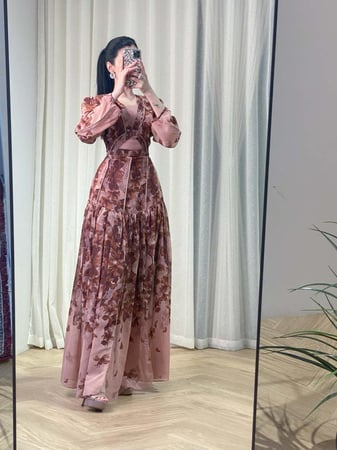 فستان  شيفون مشجر اكمام طويلة ومزين بفصوص