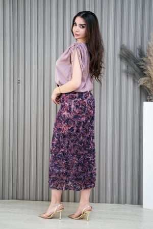 طقم أنيق بألوان هادئة وقصة ناعمة تناسب إطلالتك في مختلف المناسبات