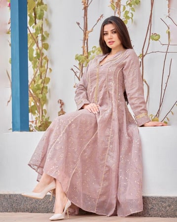 جلابية كتان بلون الموكا مطعّمة بكريستال ذهبي بتصميم فاخر