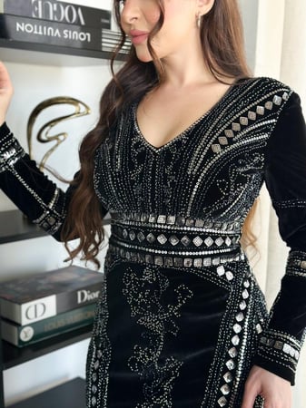 فستان سهرة ميدي مخمل لون اسود مزين بترتر وشك