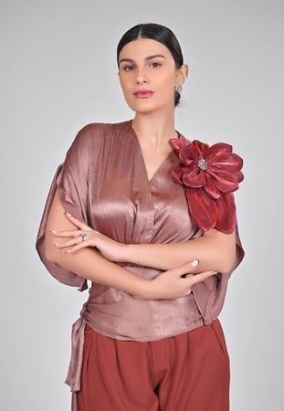 طقم طوبي بنطلون وبلوزة مزينة بوردة