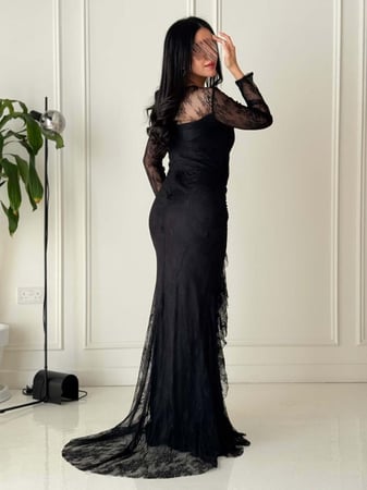 فستان سهرة دانتيل أسود طويل بأكمام شفافة وتفاصيل كسرات