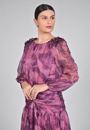 فستان رمضان بتصميم درابيه أنيق وشيفون مشجر يمنحك إطلالة أنثوية راقية