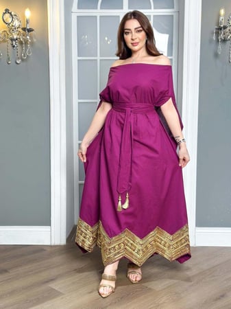 جلابية سهرة أنيقة أوف شولدر بلون بنفسجي مع حزام وتطريز ذهبي