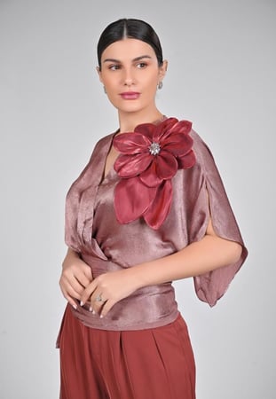 طقم طوبي بنطلون وبلوزة مزينة بوردة