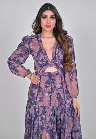 فستان رمضان طويل من الشيفون المشجر بقصة أنثوية وفصوص جذابة